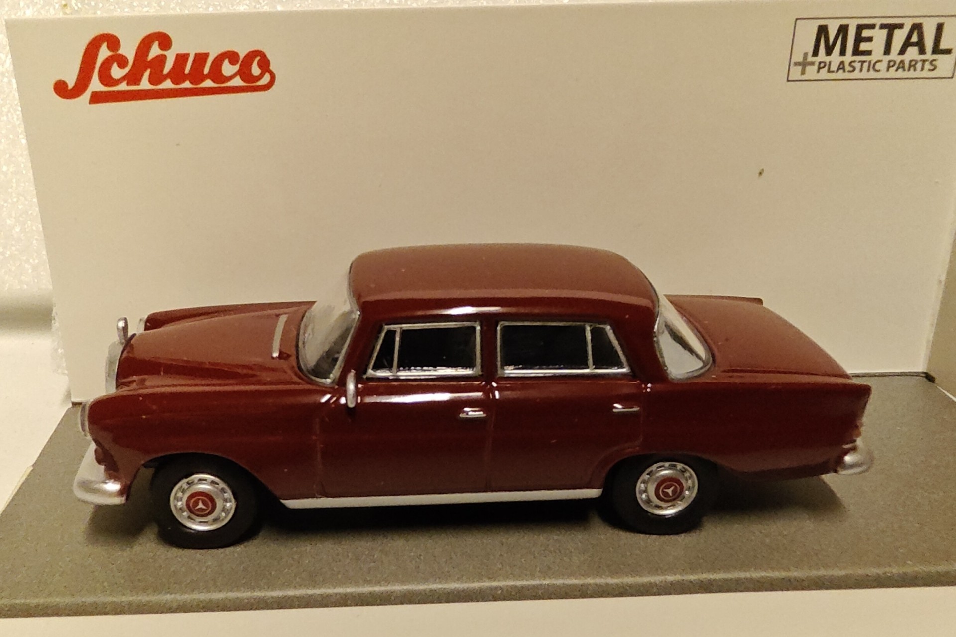 Pienoismalli Mercedes W110 200D  1965   1/64