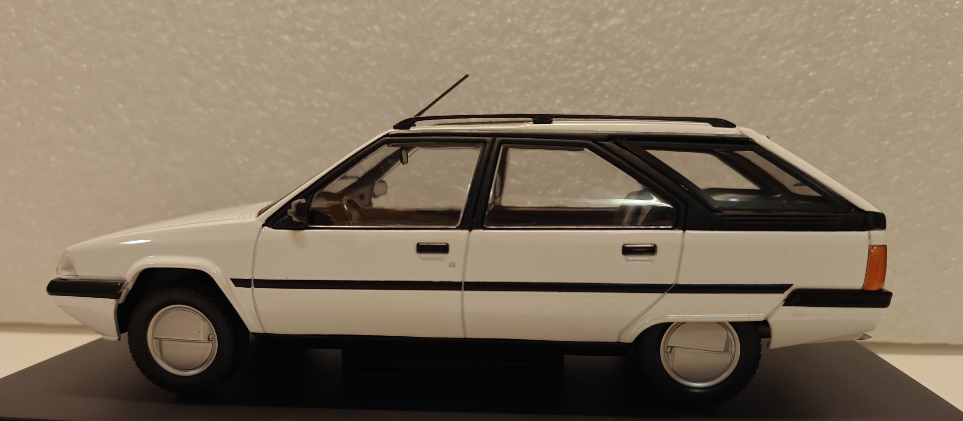 Pienoismalli Citroen BX Break valk 1/24