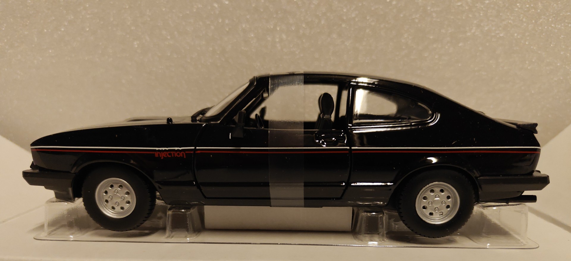 Pienoismalli Ford Capri 1982 1/24