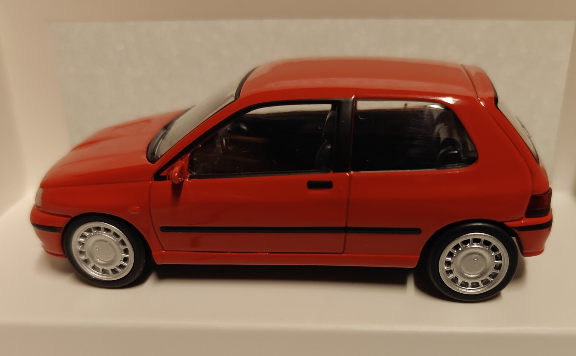 Pienoismalli Renault Clio16S 1991 punainen 1/43