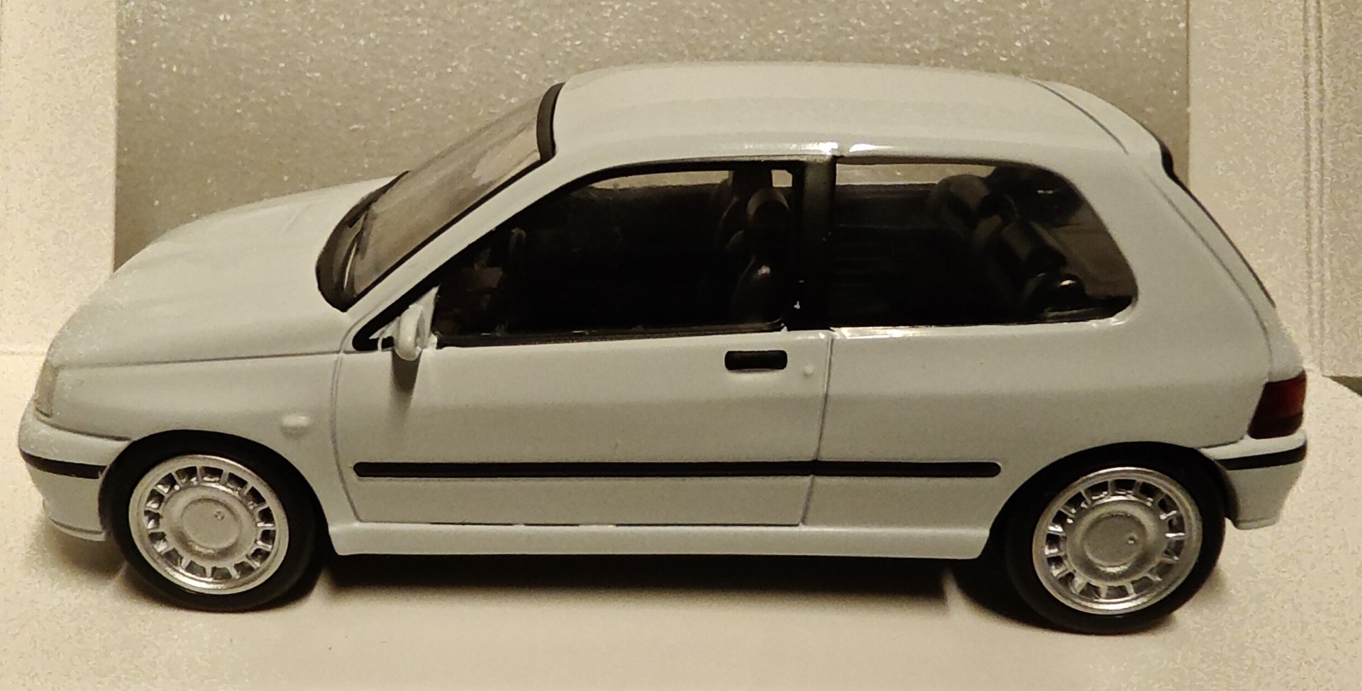 Pienoismalli Renault Clio 16S valkoinen 1991 1/43