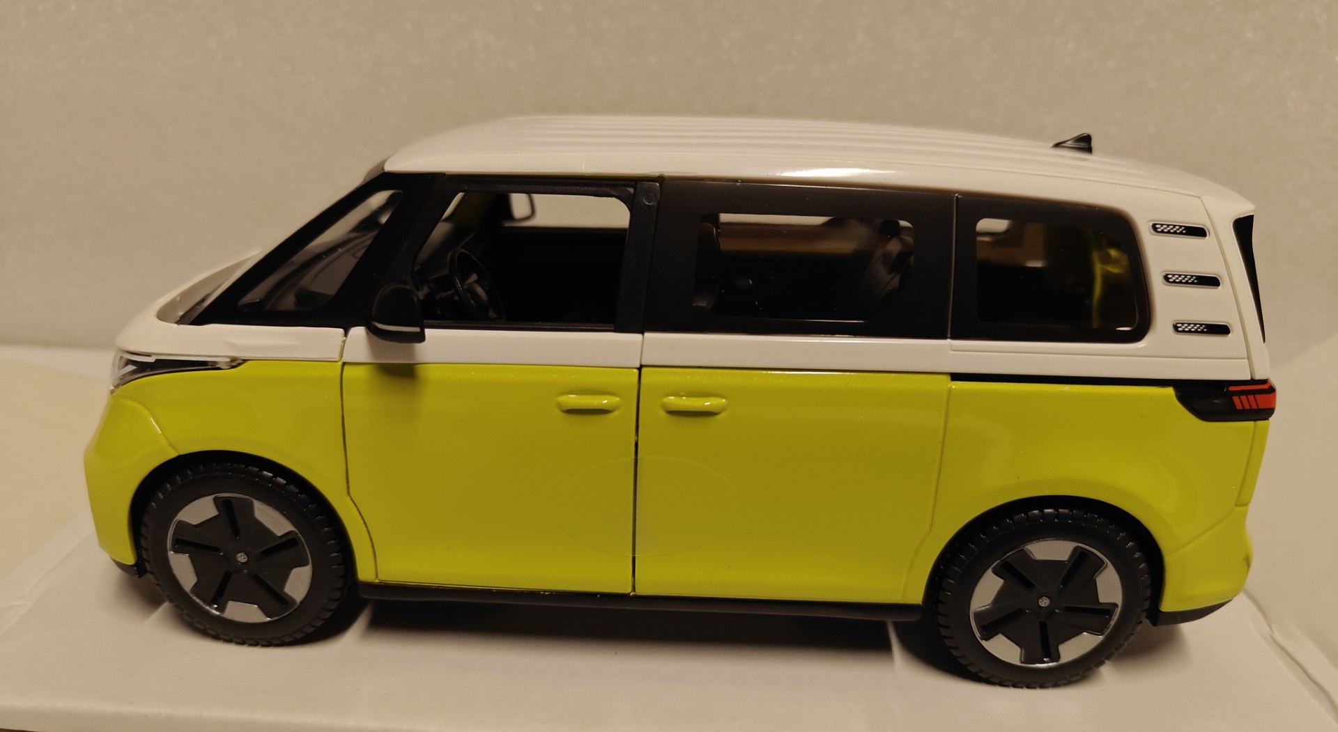 Pienoismalli VW ID Buzz 2023 1/24..