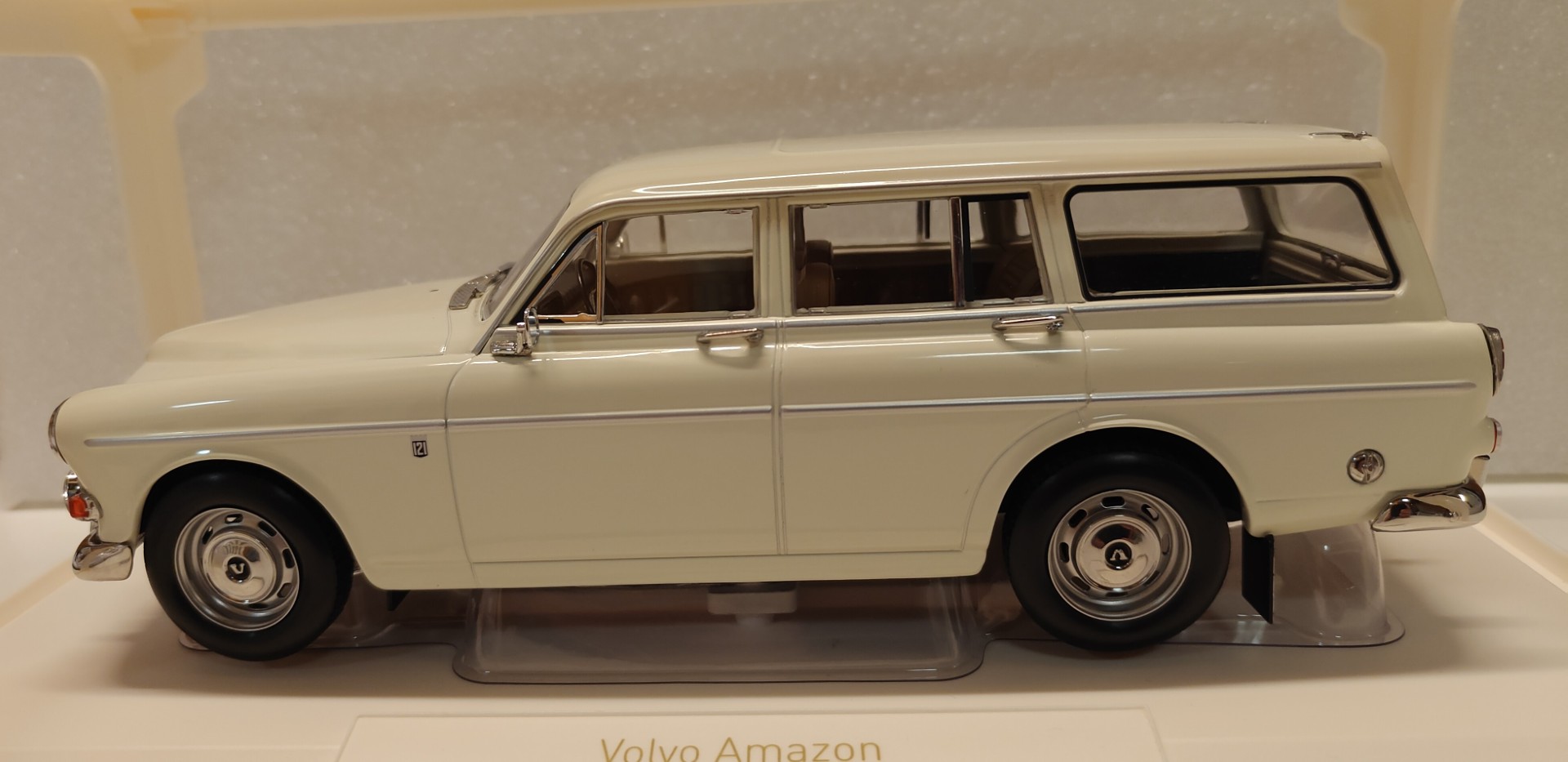 Pienoismalli Volvo Amazon farm valkoinen 1/18
