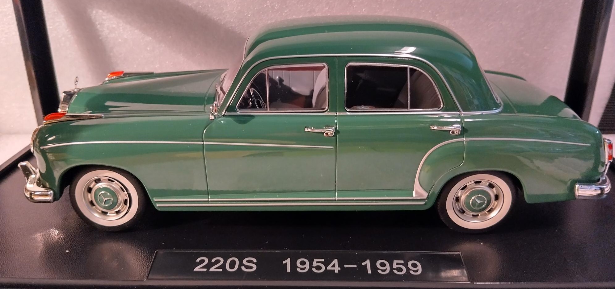 Pienoismalli Mercedes W180 II 220 S 1956